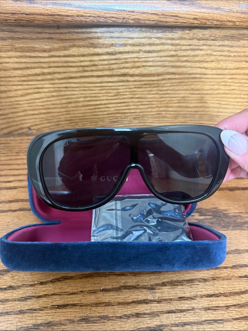 Gucci Women's Black Oversized Shield Sunglasses - Picture 7 of 8